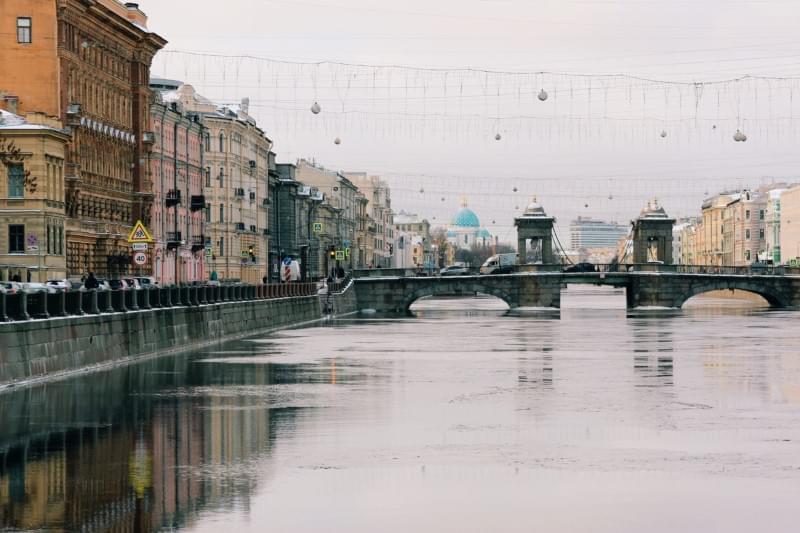 Город на Неве соединил влюбленных. Фото: Michael Parulava / Unsplash