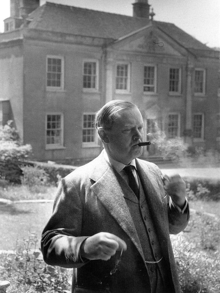 Британский писатель Ивлин Во в 1955 году. Фото: Kurt Hutton / Picture Post / Hulton Archive
