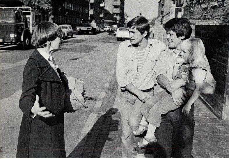 Mette, Morten og Erik støder ind i sure fru Andersen på gaden. Foto fra bogen.