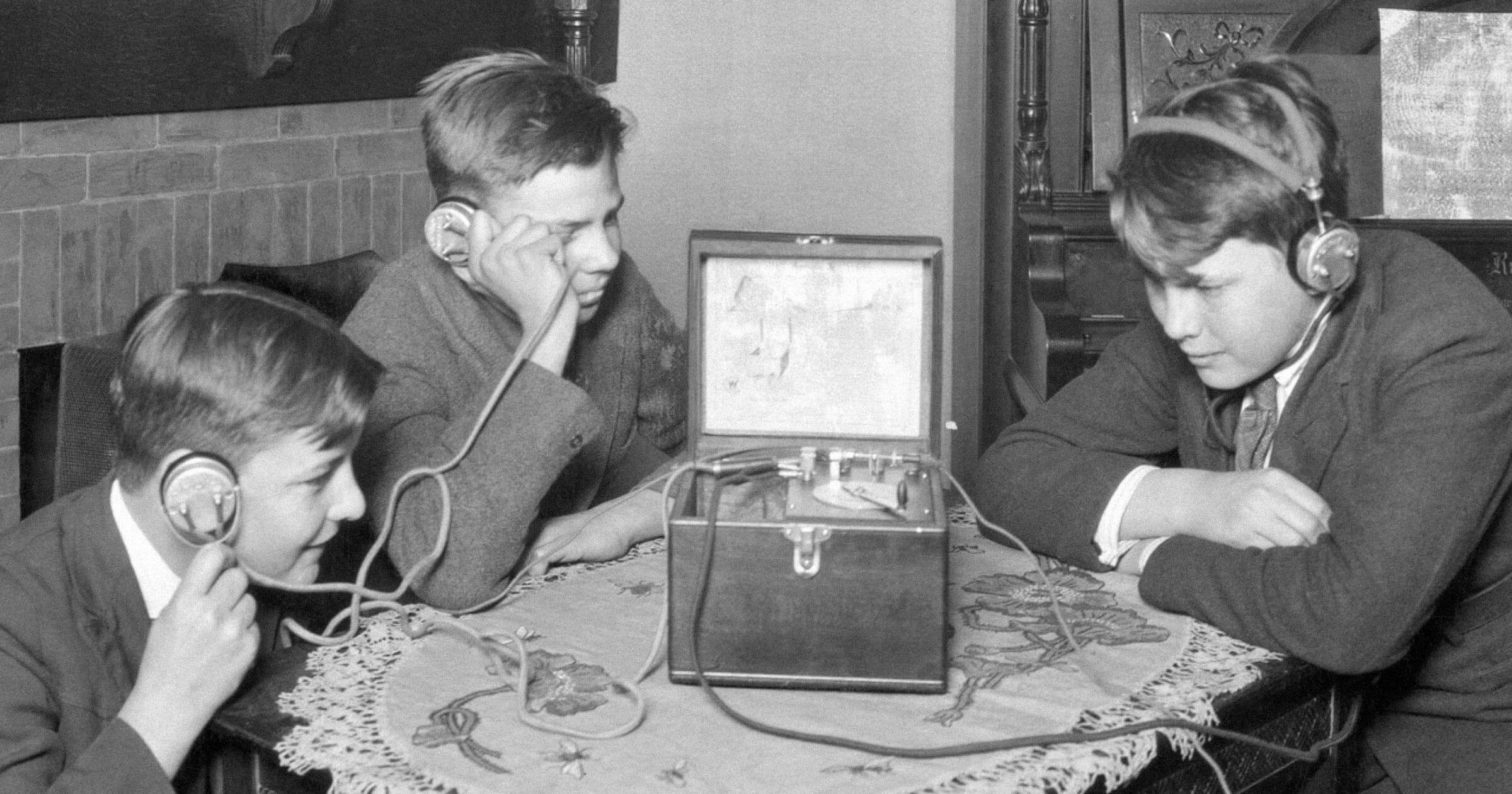 Дети слушают радио в наушниках (1920-е). Источник: insdrcdn.com