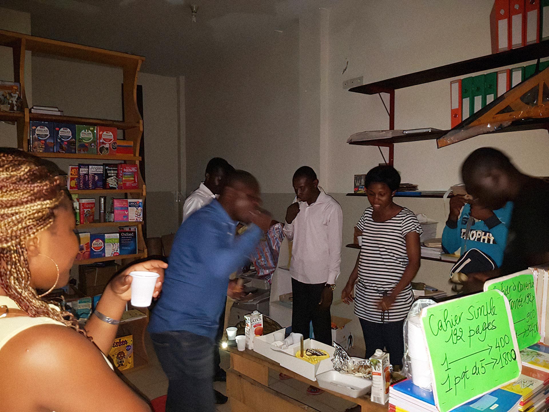 Вечеринка в книжном магазине Librarie Buku в Браззавиле, Конго. Источник: фейсбук-страница магазина