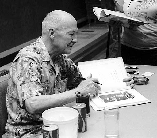 Роберт Хайнлайн дает автограф. Он стал единственным писателем, получившим научно-фантастическую премию «Хьюго» за пять романов. Источник: scififantasynetwork com