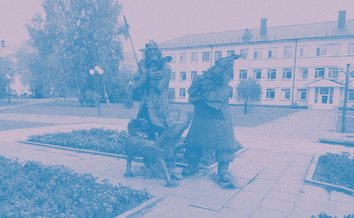Памятник Робинзону Крузо и Пятнице в Тобольске. Источник: wikimedia.org