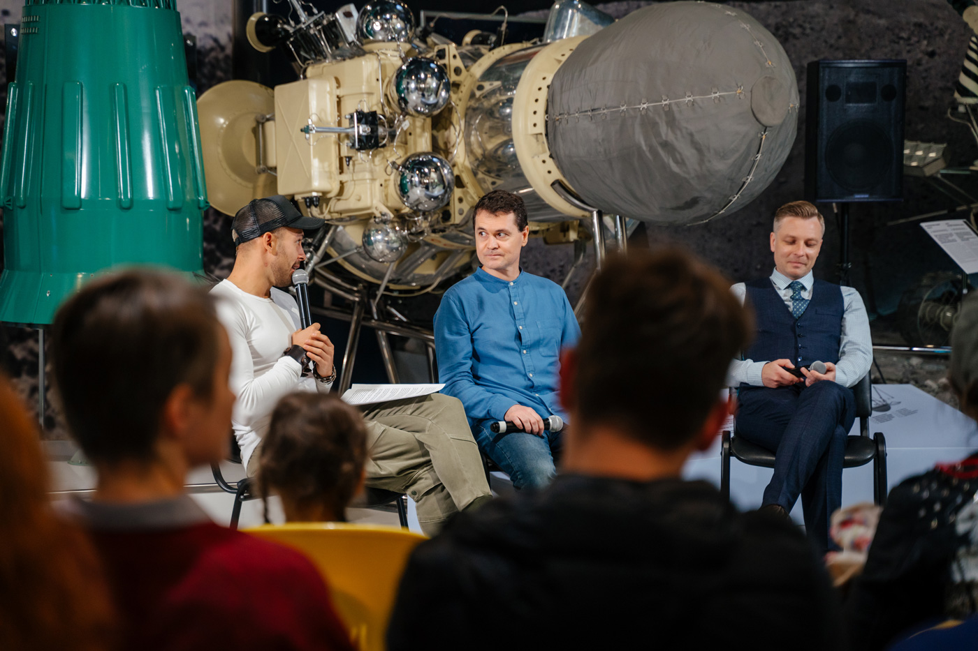 Николай Дубинин, Шамиль Идиатуллин и Дмитрий Захаров в Музее космонавтики. Фотограф: Руслан Альтимиров