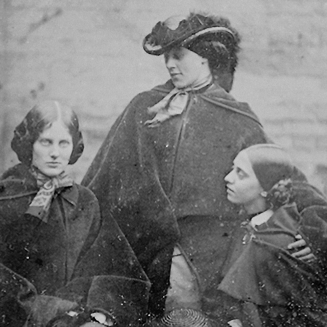 Копия даггеротипа с сестрами Бронте, которую обнаружили во Франции в 2011 году. Исходный даггеротип, предположительно, был сделан в 1848 году. Источник: britishphotohistory.ning.com