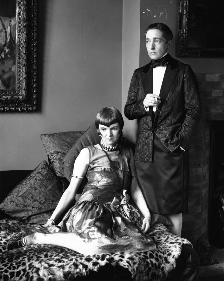 Английская писательница Рэдклифф Холл (1886–1943) с ее стрижкой «Итон» (справа) и ее возлюбленная леди Уна Трубридж (1887–1963) в 1927 году. Источник: Сьюзан Дж. Винсент, «Волосы: иллюстрированная история»