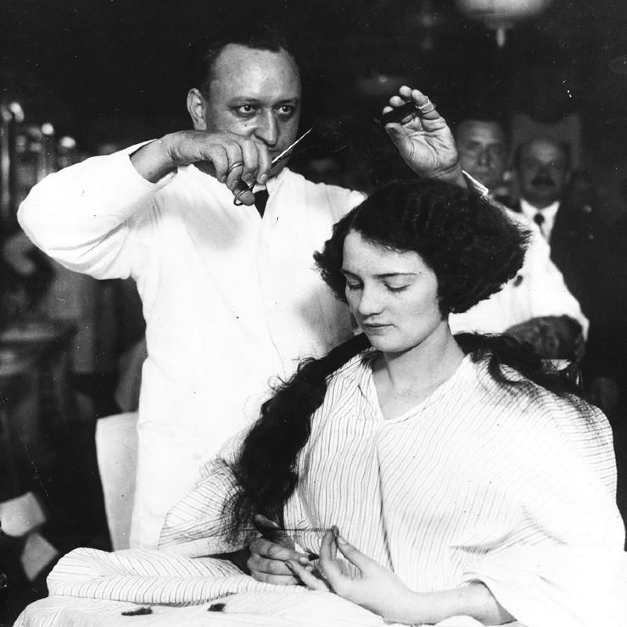 Женщине делают прическу «боб», ок. 1920. Вероятно, у этой клиентки короткие волосы были впервые с детского возраста. Источник: Сьюзан Дж. Винсент, «Волосы: иллюстрированная история»