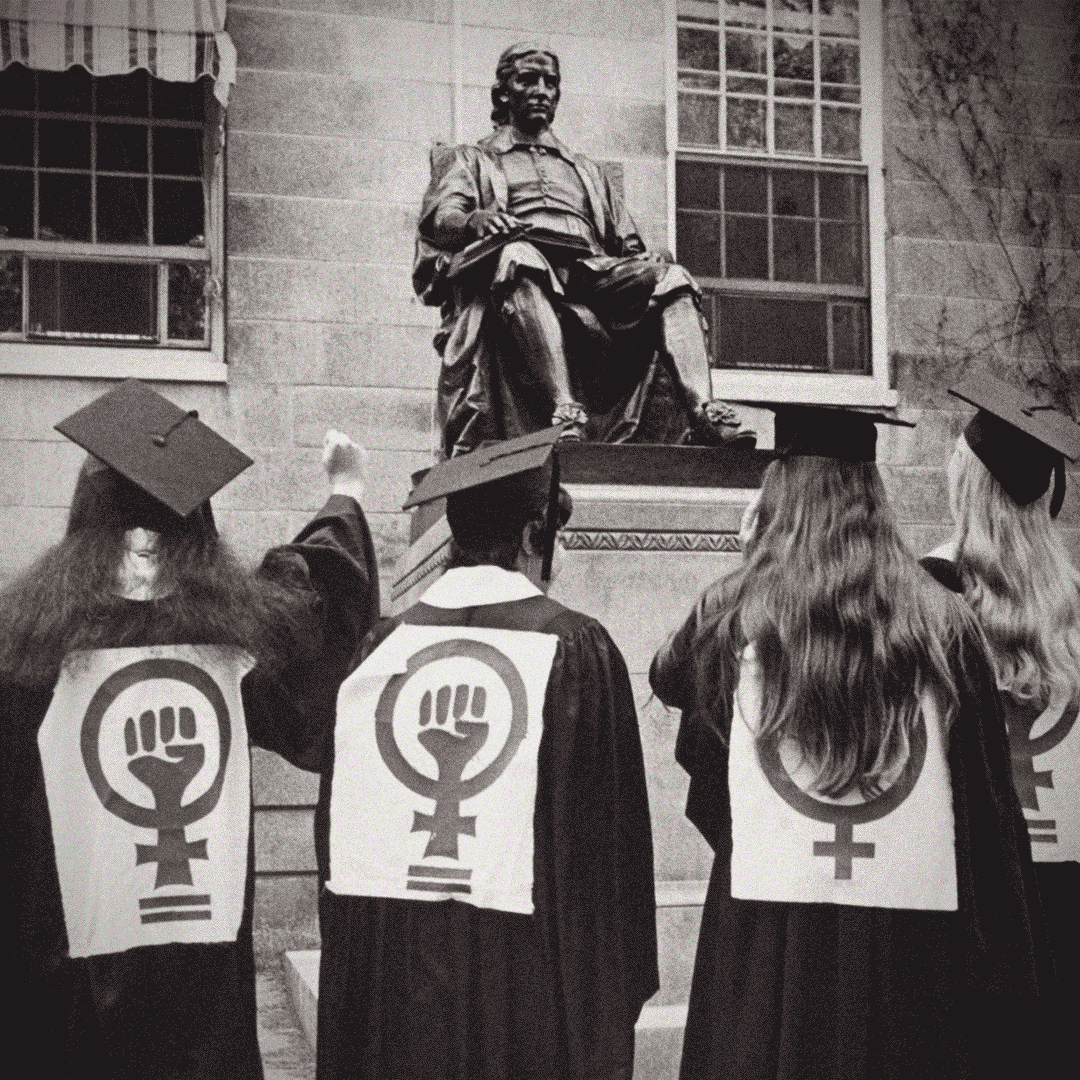 Студентки старших курсов Рэдклиффского колледжа выступают перед памятником Джону Гарварду в кампусе Гарвардского университета за равный доступ к образованию для мужчин и женщин. 1971. Фото: Peter Hunsberger