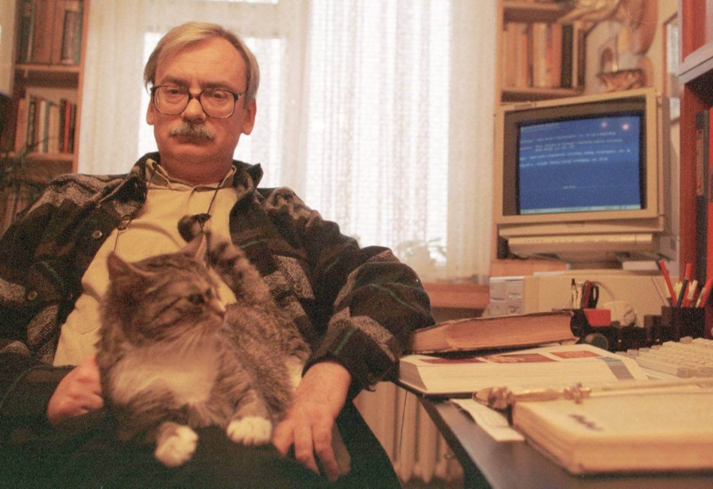 Анджей Сапковский с котом, год неизвестен. Источник: reddit.com