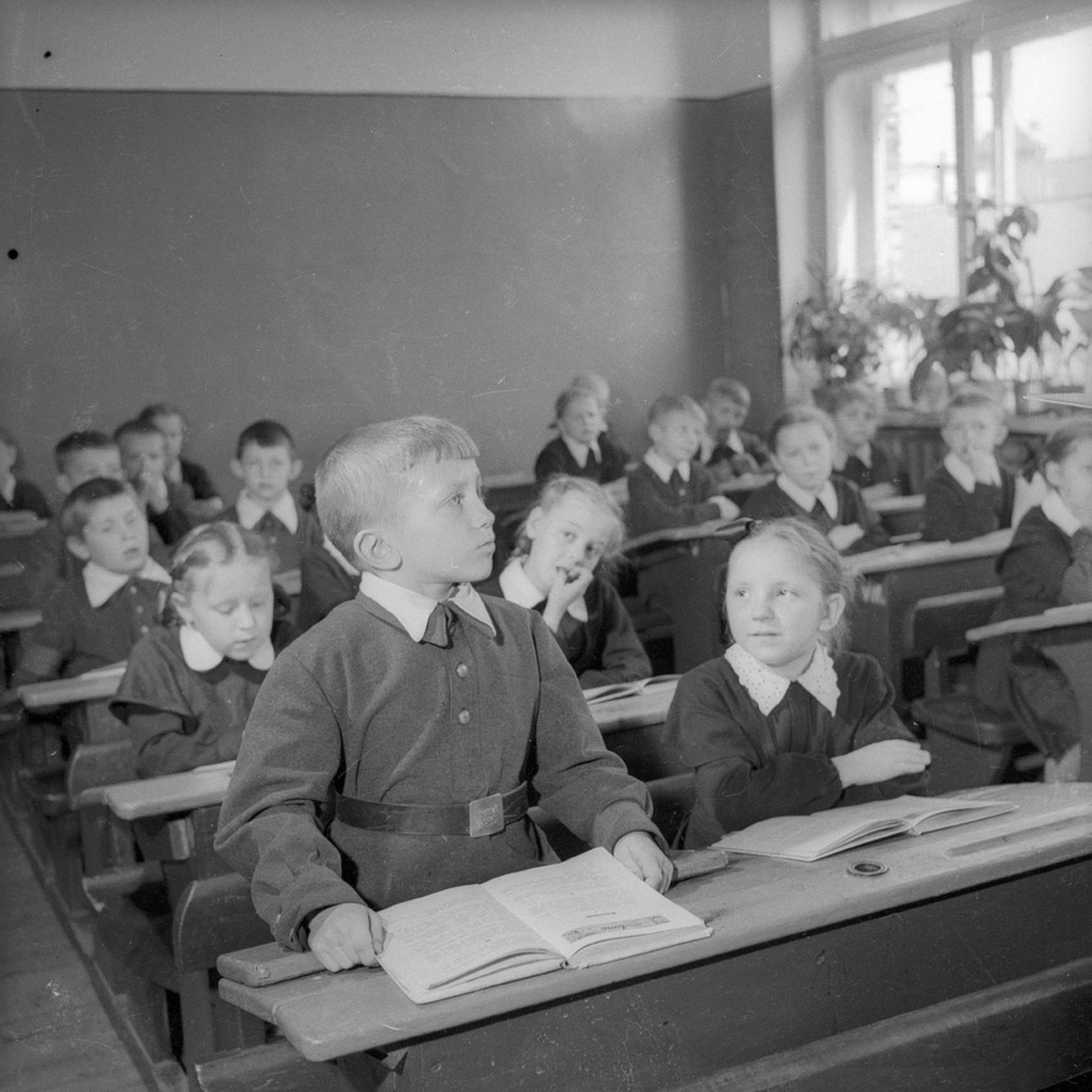 Занятия в школе. Фото: Евгений Халдей, 1956 / russiainphoto.ru 