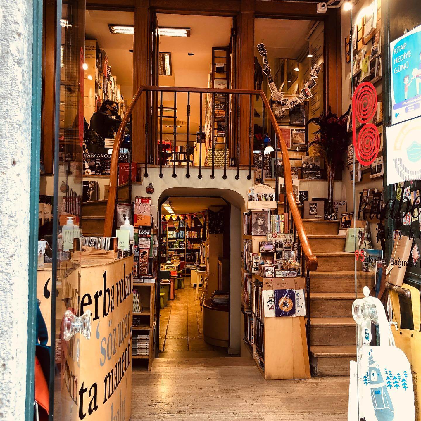 Вход в книжный магазин Homer Kitabevi, Турция, Стамбул. Источник: instagram.com/homerkitabevi