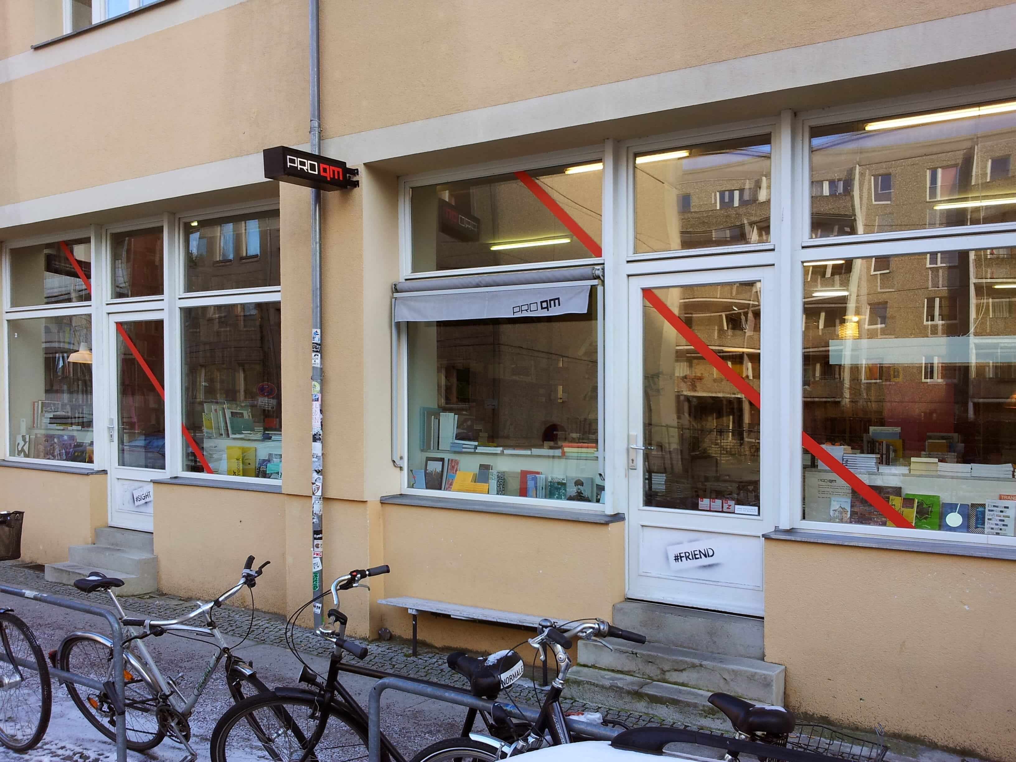 Витрина книжного магазина Pro qm в Берлине, Германия. Источник: инстаграм-страница магазина