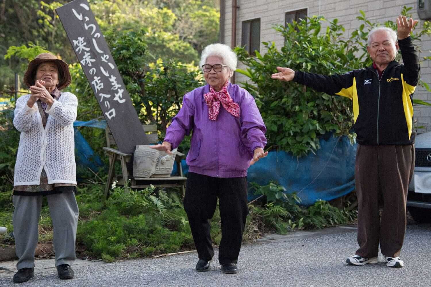 Жители деревни Огими. Фото: okinawa.stripes.com