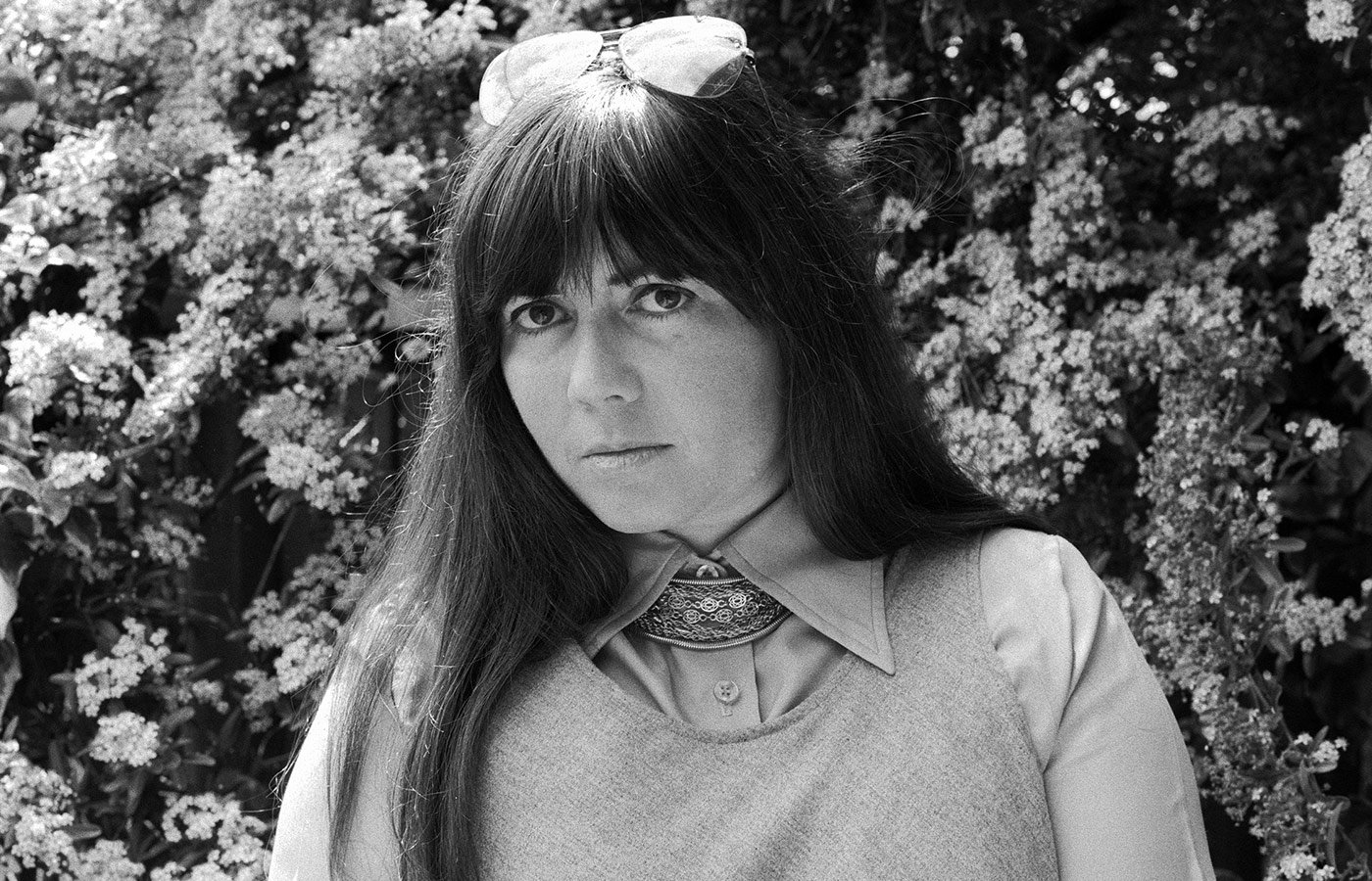 Энн Райс у себя в саду. Беркли, Калифорния, 1976 год. Фото: Джанет Фрайс / Getty Images