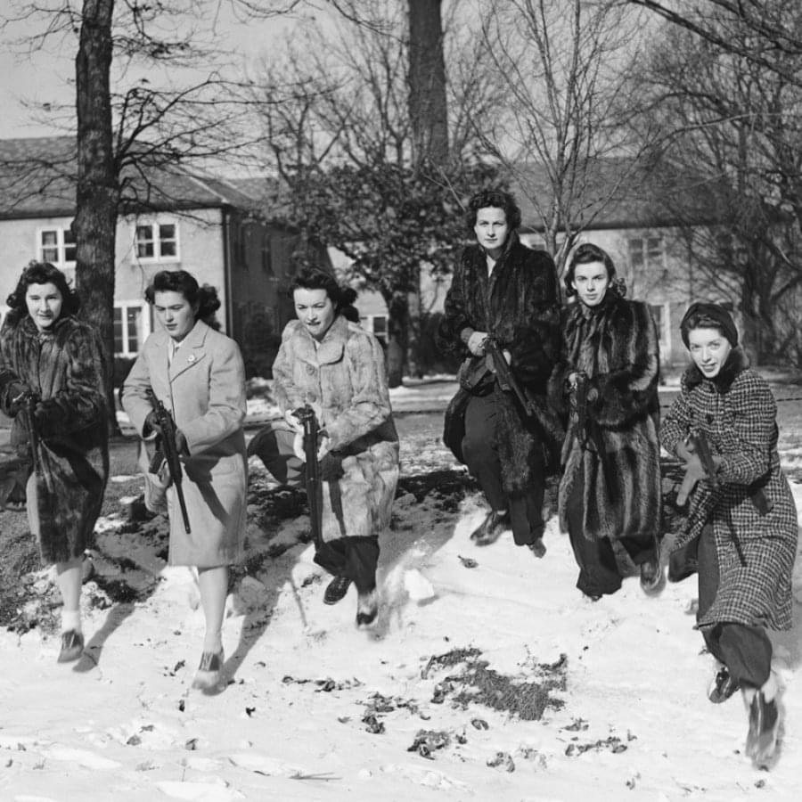 Cтудентки-ополченки Северо-Западного университета. Эванстон, штат Иллинойс, 11 января 1942 года. Фото: Limon.kg