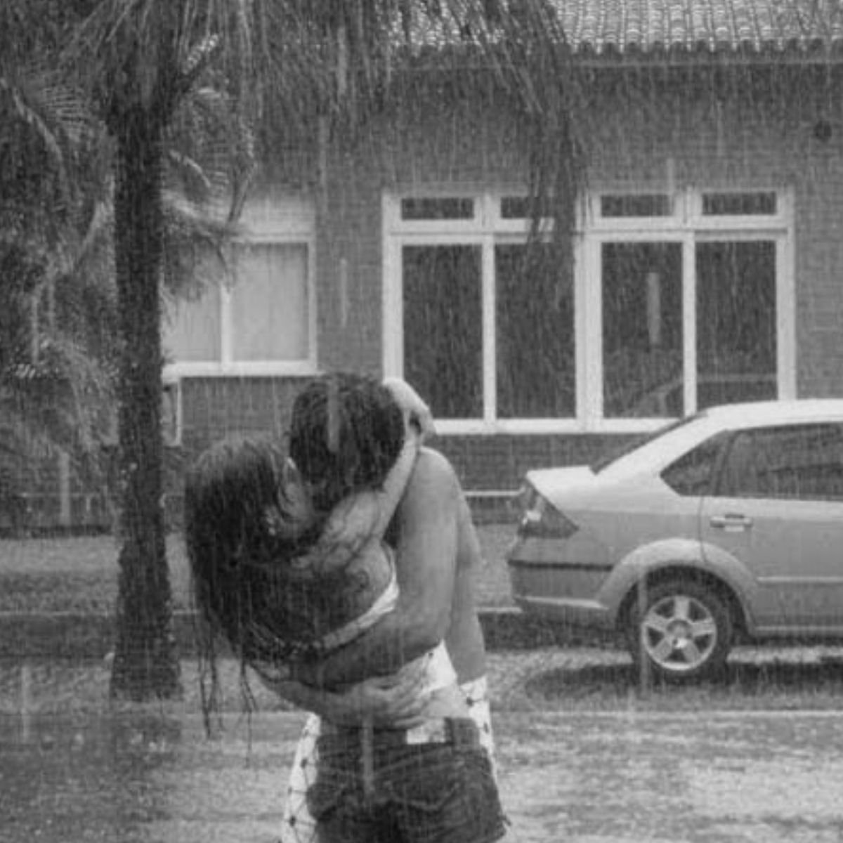 Zaljubljeni par na kiši / izvor: pinterest