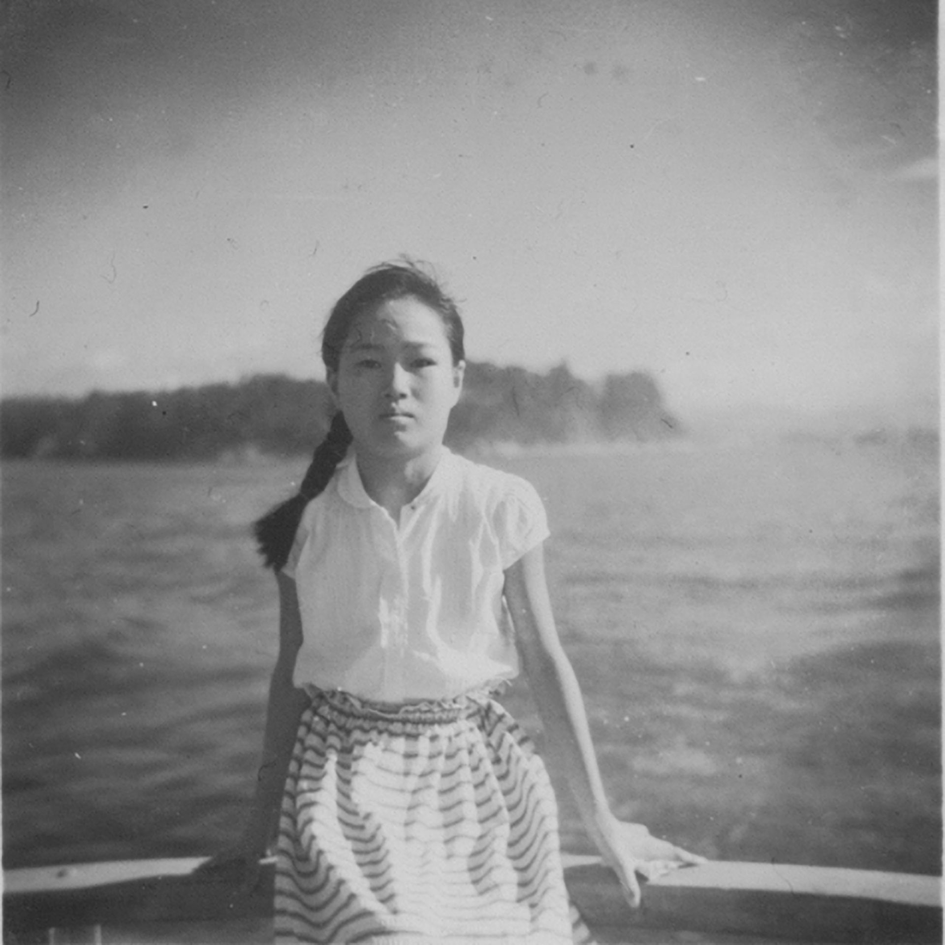 Одна из самых известных жертв бомбардировки Хиросимы — Садако Сасаки, которая умерла от лейкемии. В больнице она складывала бумажных журавликов, веря в легенду о том, что это поможет ей выжить. 1954. Фото: Masahiro Sasaki