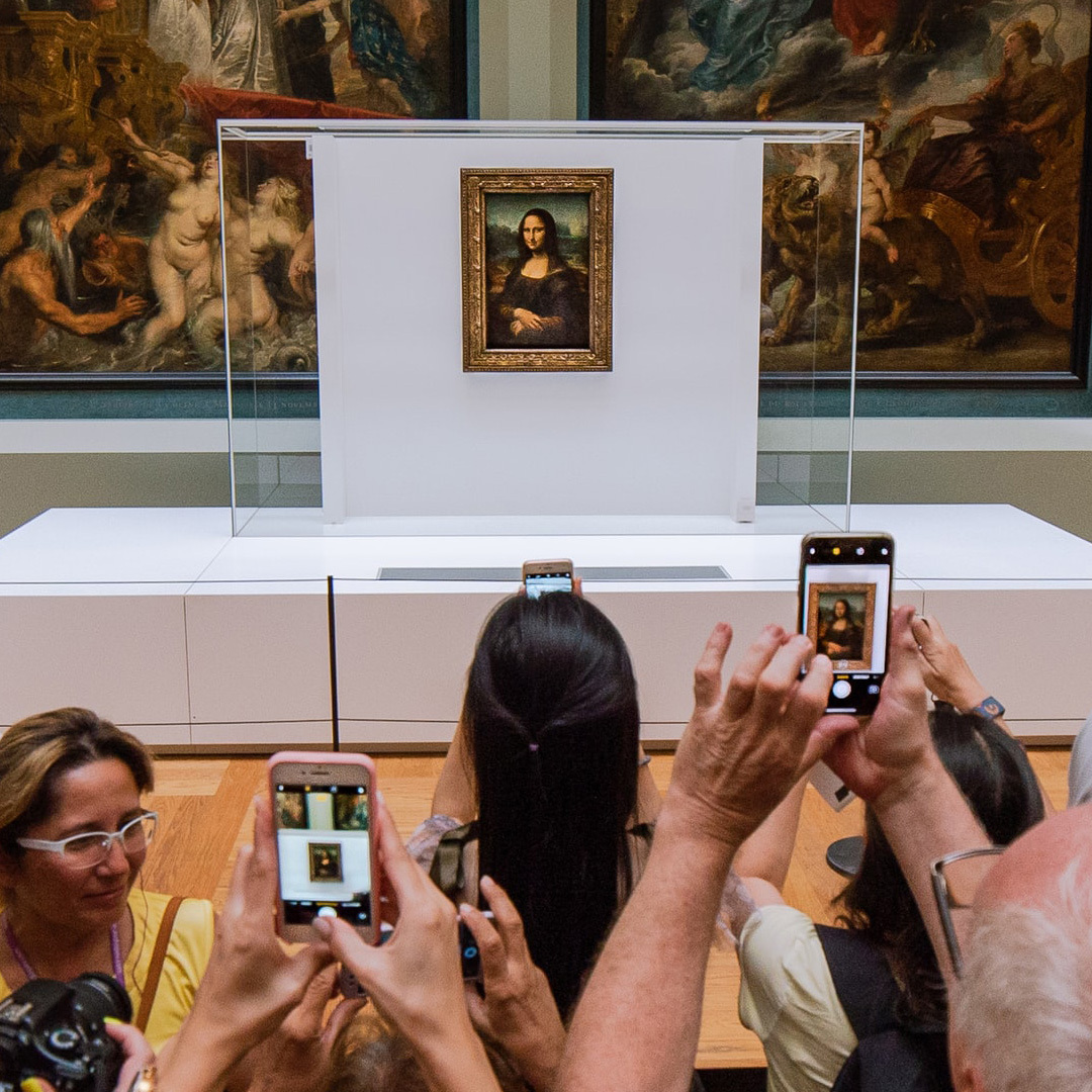 Картину Леонардо да Винчи «Мона Лиза» осаждают сотни туристов, чтобы постоять перед ней 60 секунд. Париж, Лувр. Фото: Mika Baumeister / unsplash.com