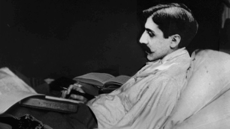 Proust skrev en stor del af sit kæmpeværk sengeliggende i sit korkisolerede værelse. Foto: Ukendt / Public Domain.