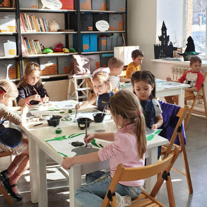 Книжный магазин «Книжечки» в Хабаровске находится прямо в детской творческой мастерской. Фото из паблика магазина ВКонтакте