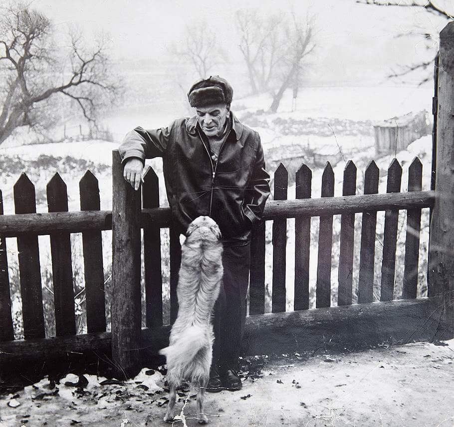Паустовский со своей собакой, дворнягой по кличке Грозный. Фото: Филипп Халсман / Евгений Гурко