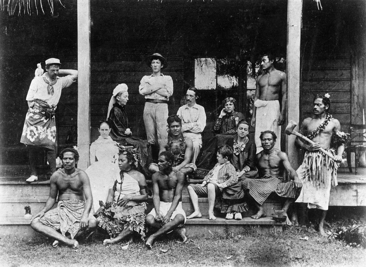 Роберт Льюис Стивенсон и члены его семьи в Вайлиме, Западное Самоа. В заднем ряду слева направо: Джо Стронг, Маргарет Стивенсон, Ллойд Осборн, Роберт Льюис Стивенсон, Фанни Стивенсон и стюард Сими. Падчерица Стивенсона Белль сидит справа в среднем ряду. Фото: Rischgitz / Getty