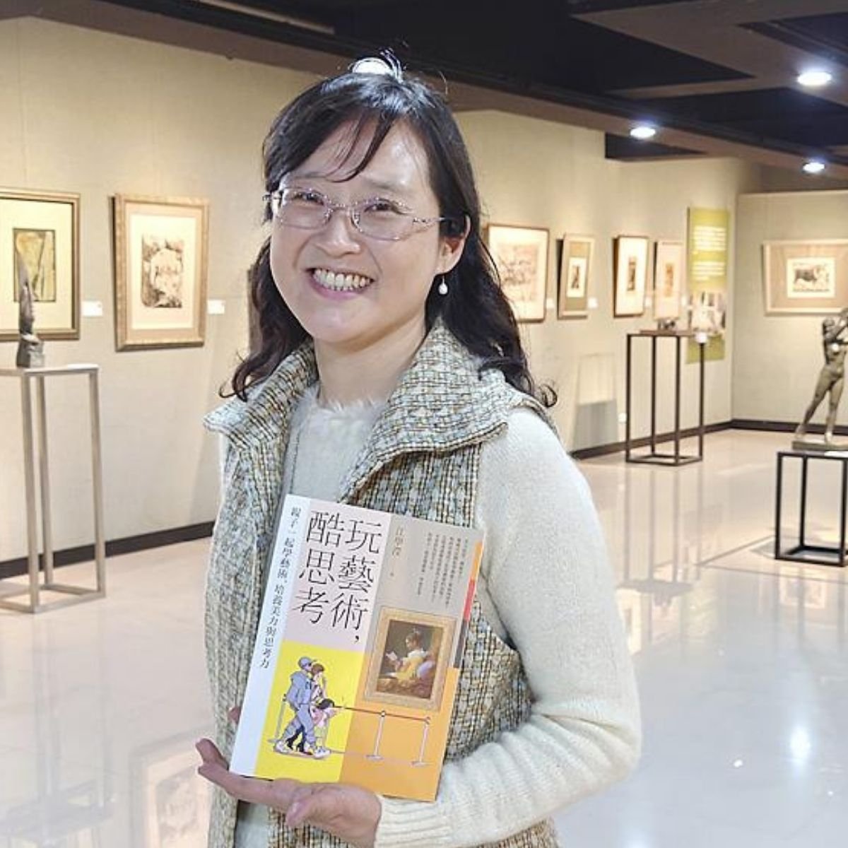Tajvanska spisateljica Ajris Čiang drži primerak svoje knjige Igraj se umetnošću u muzeju u Tajpeju / foto: Chiang Ying-ying, AP