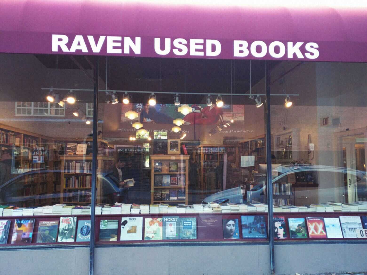 Витрина магазина подержанных книг Raven Used Books в Бостоне, США. Источник: ravencambridge.com