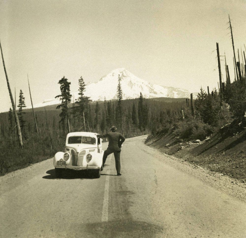 Томас Вулф смотрит на гору Худ в Орегоне, 1938 год. Источник: find-aids.lib.unc.edu