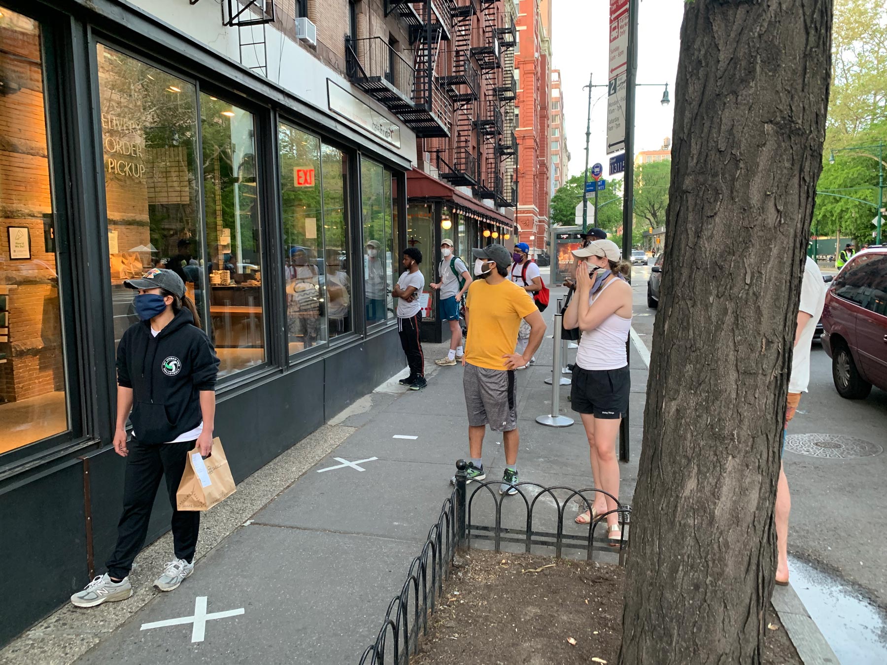 Люди стоят в очереди за бургерами, Нью-Йорк. Фото: Дарья Симонова