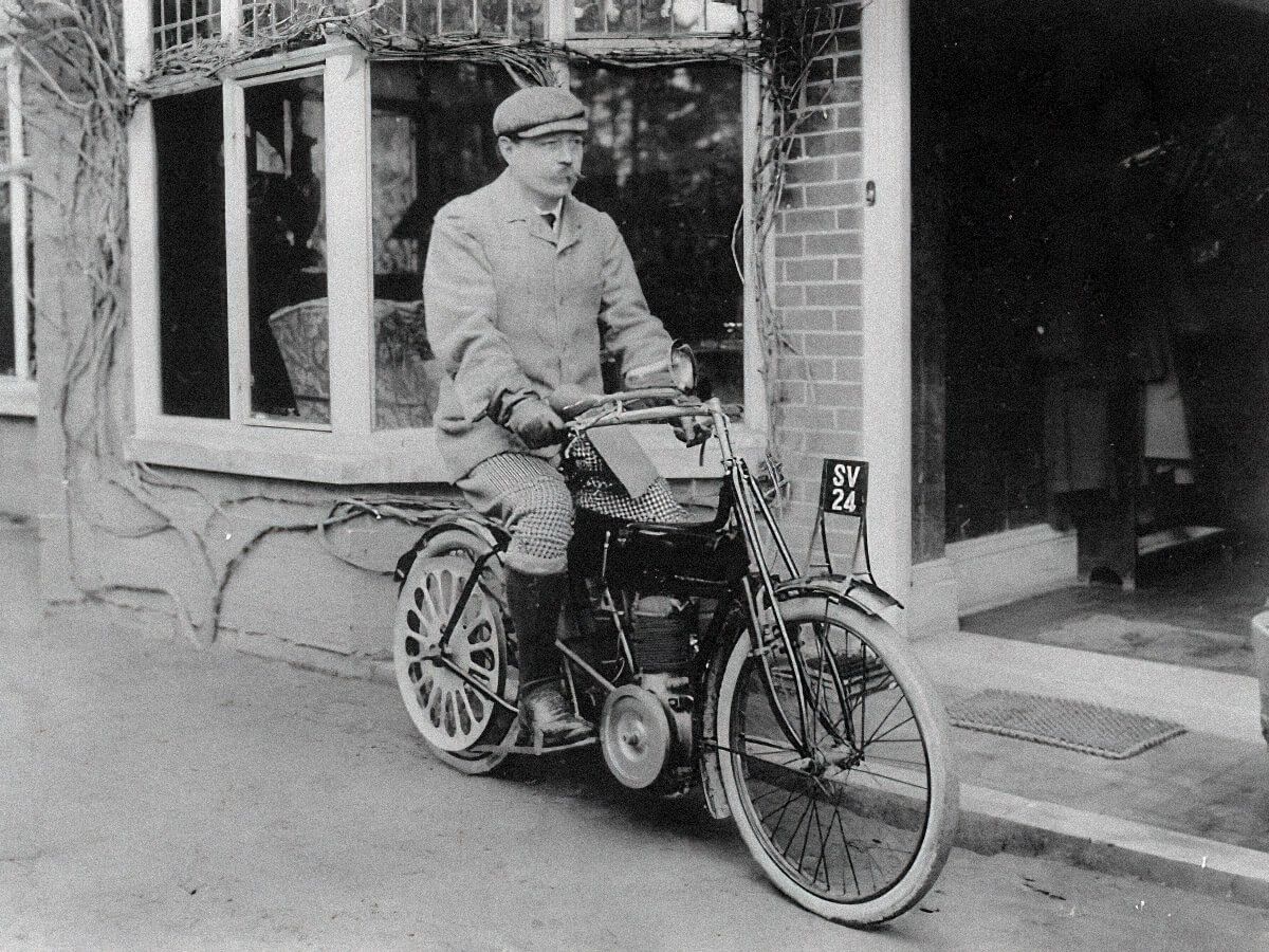 Артур Конан Дойл на мотоцикле в Андершоу / arthur-conan-doyle.com, 1905 г.