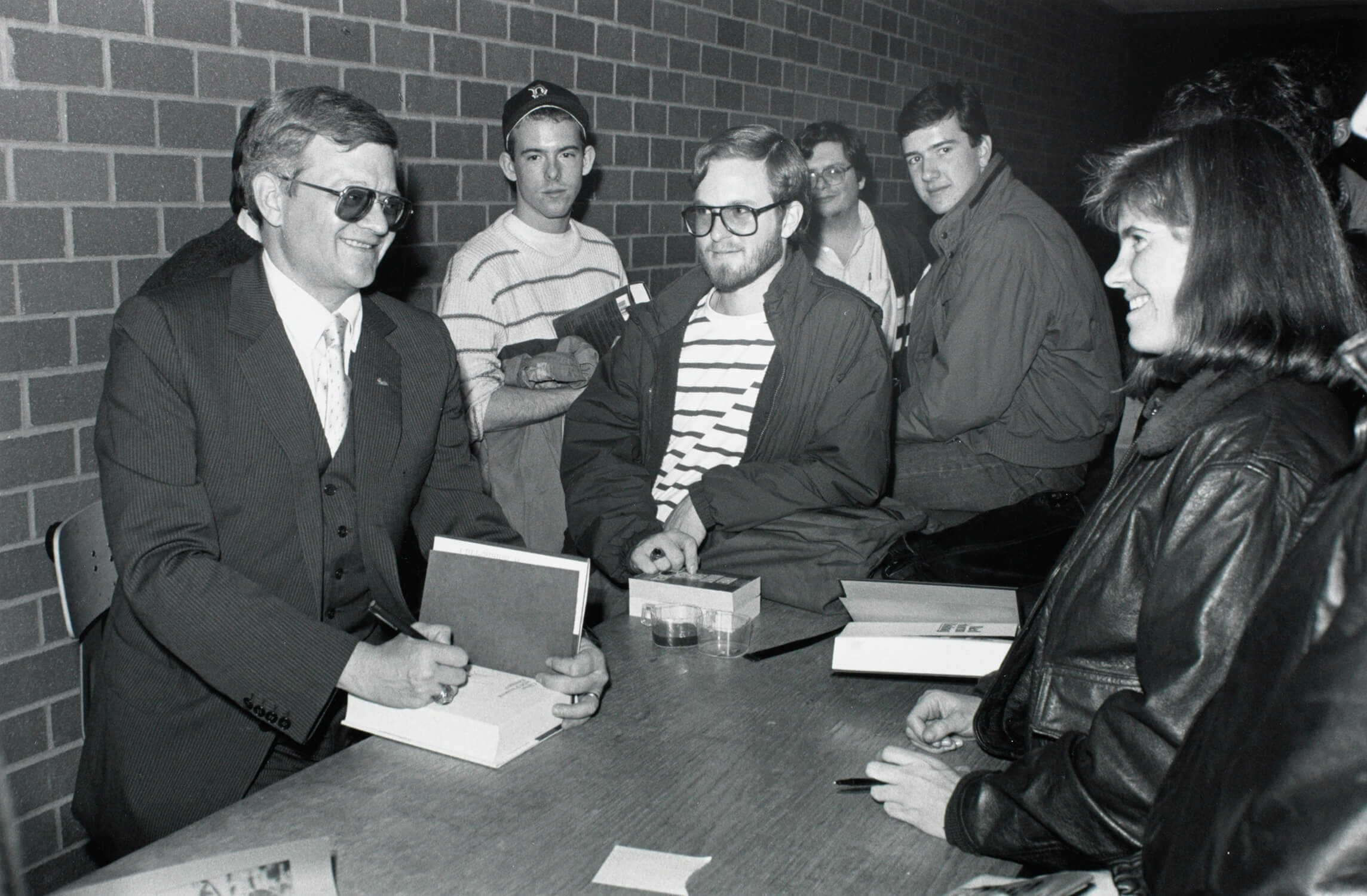 Автор политических бестселлеров Том Клэнси (слева) в библиотеке Бостонского колледжа, ноябрь 1989 / wikipedia.org