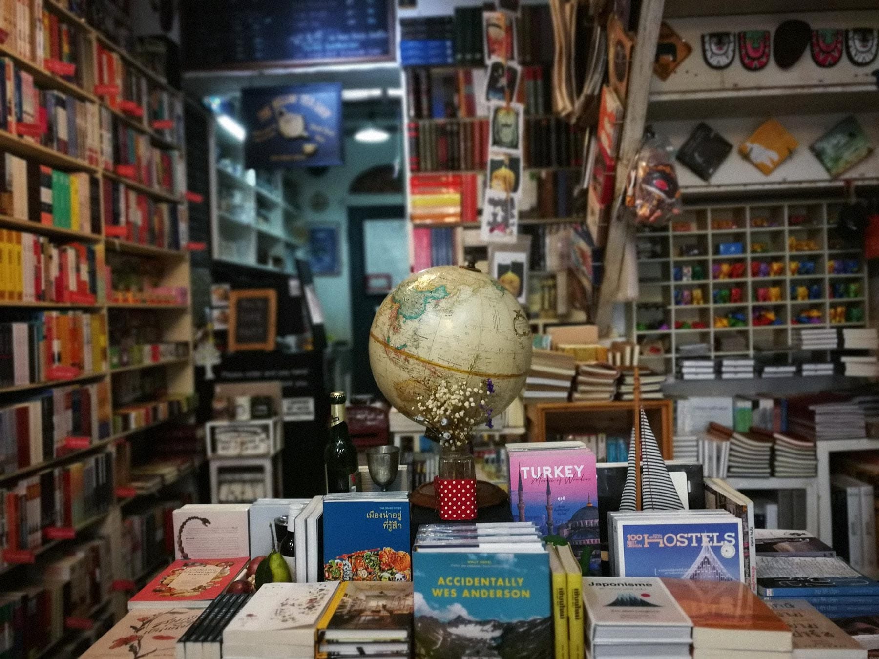 Стеллаж с книгами о путешествиях в магазине Passport Bookshop, Бангкок, Таиланд. Источник: фейсбук-страница магазина