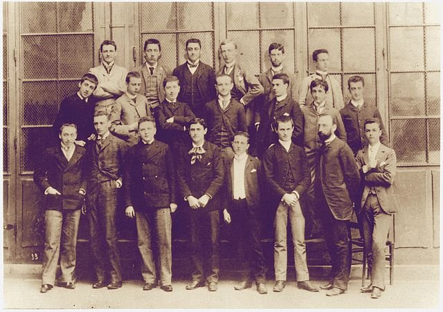 Marcel Proust (2. række yderst til venstre) i 1888 på et klassebillede fra Lycée Condorcet i Paris – retorik. Foto: tilskrevet Pierre Petit, der var officiel fotograf på Lycée Condorcet på det tidspunkt / Wikimedia commons.