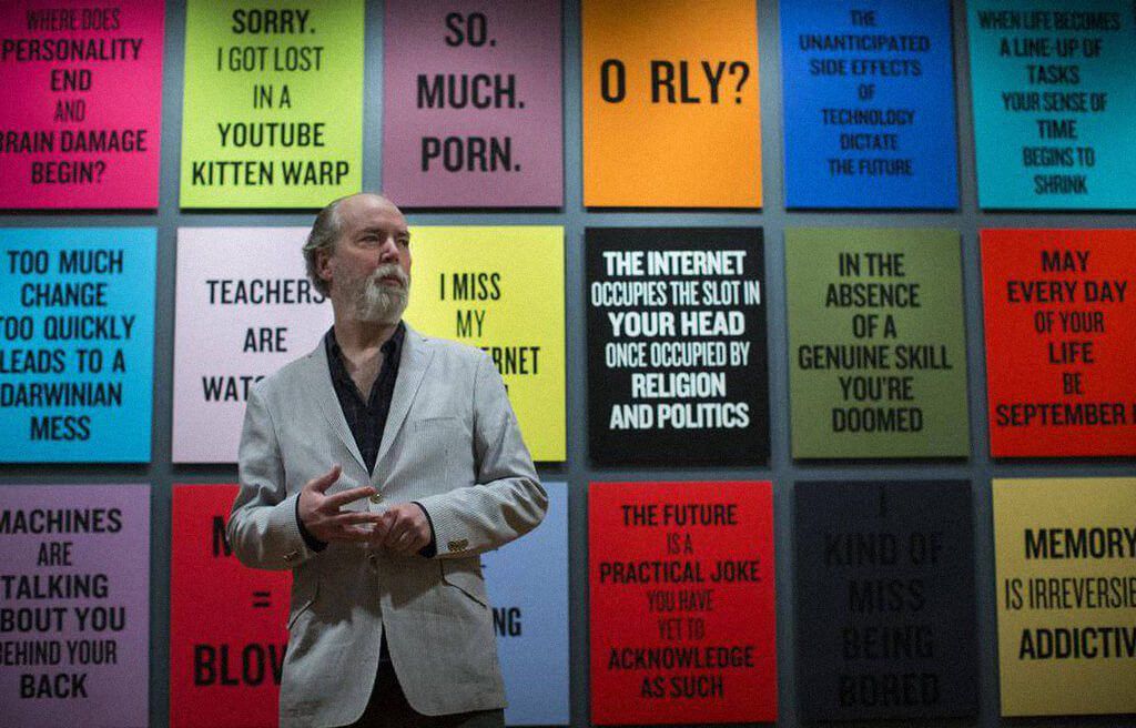 Дуглас Коупленд на своей выставке в Художественной галерее Ванкувера в мае 2014 года / theglobeandmail.com