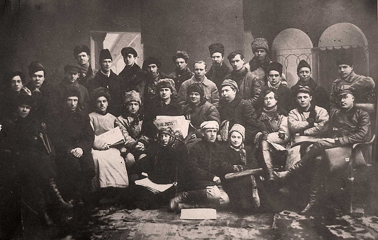 Андрей Платонов (в центре) на губернском съезде журналистов, 1921. Источник: «Культура-Воронеж»