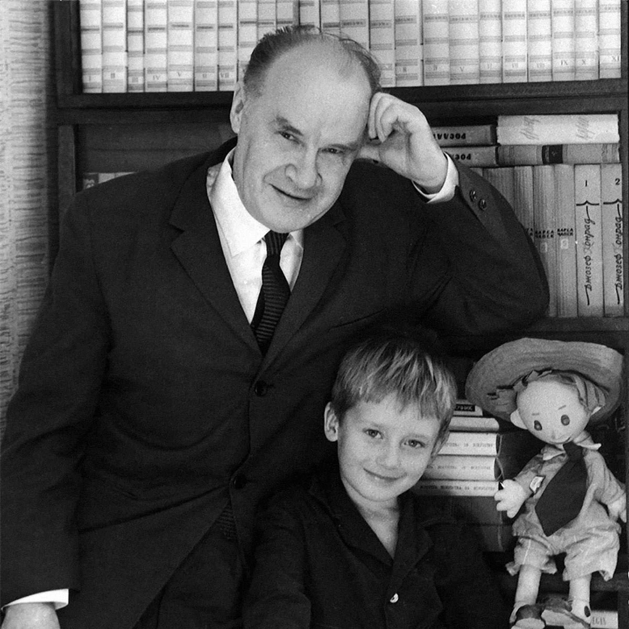Николай Носов с внуком Игорем. Фото из семейного архива. Источник: rewizor.ru