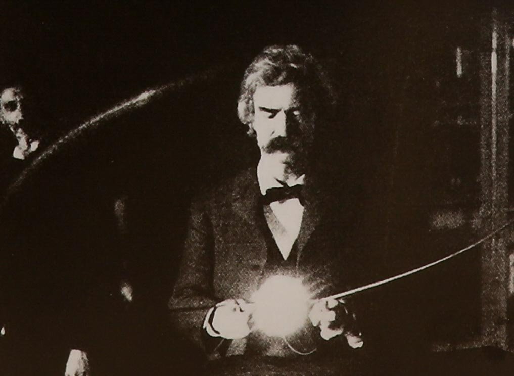 Марк Твен в лаборатории у Николы Теслы (сам Тесла на заднем плане) в 1894 году. Источник: The Century Magazine