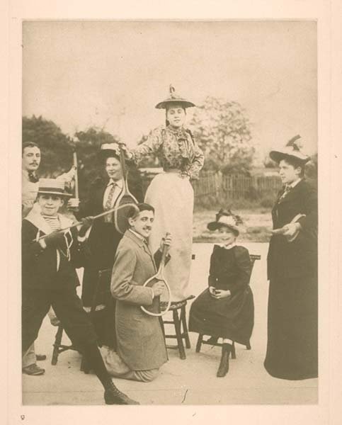 Марсель Пруст с друзьями на теннисном корте на бульваре Бино в Париже. 1891 г. Фотограф неизвестен. Источник: Paris BNF