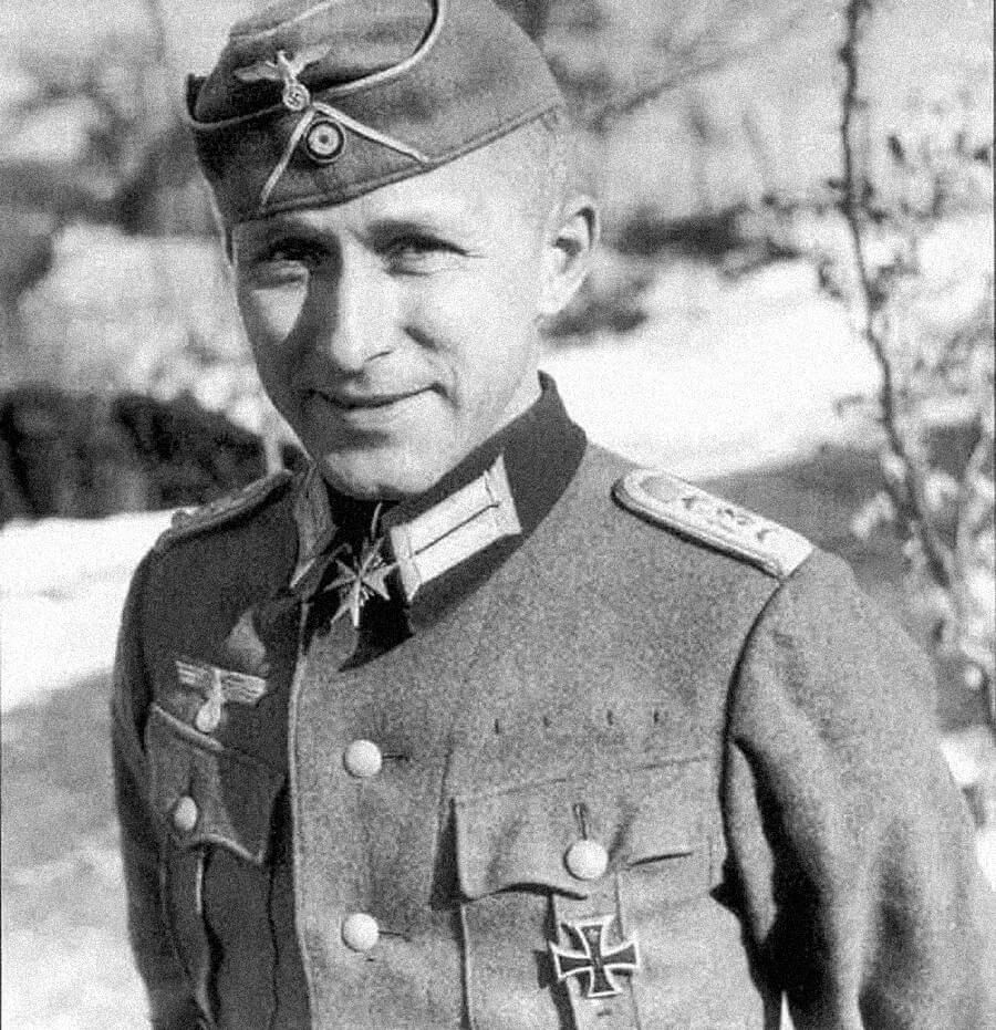 Эрнст Юнгер в нацистской военной форме. В 1945 году он был командиром фольксштурма в Кирххорсте и настоял, чтобы его ополченцы не сопротивлялись американскому наступлению. Источник: argoul.com