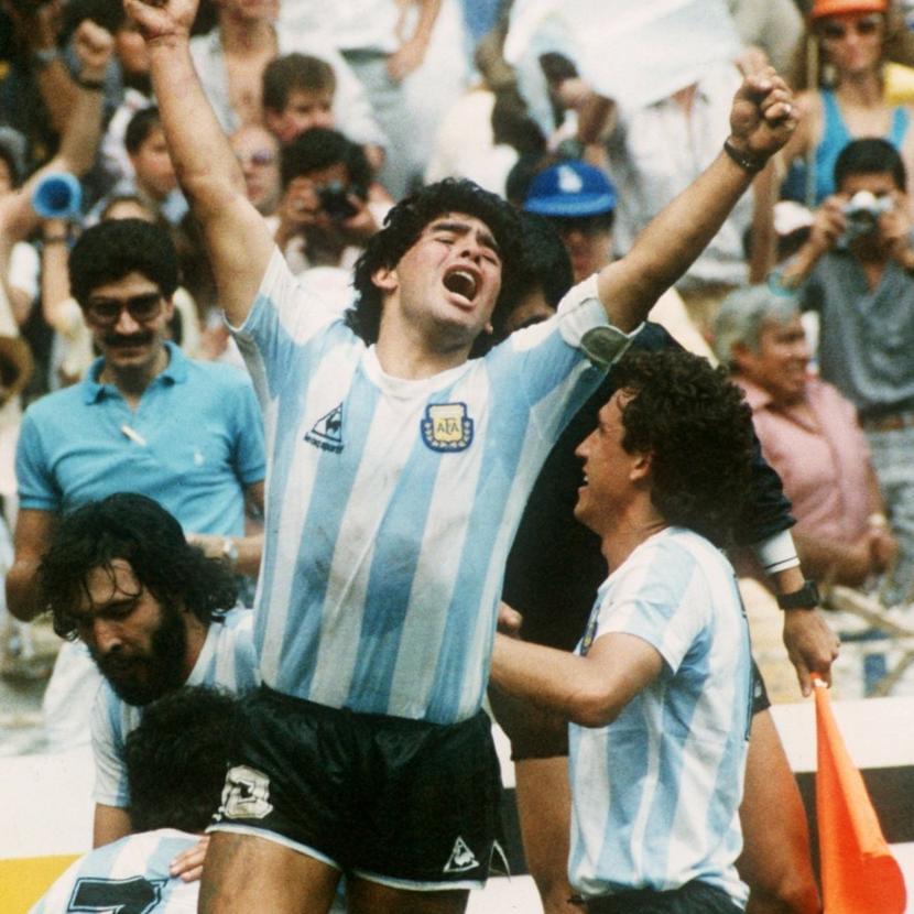 Диего Марадона празднует победу Аргентины над Германией в финале чемпионата мира по футболу 1986 года