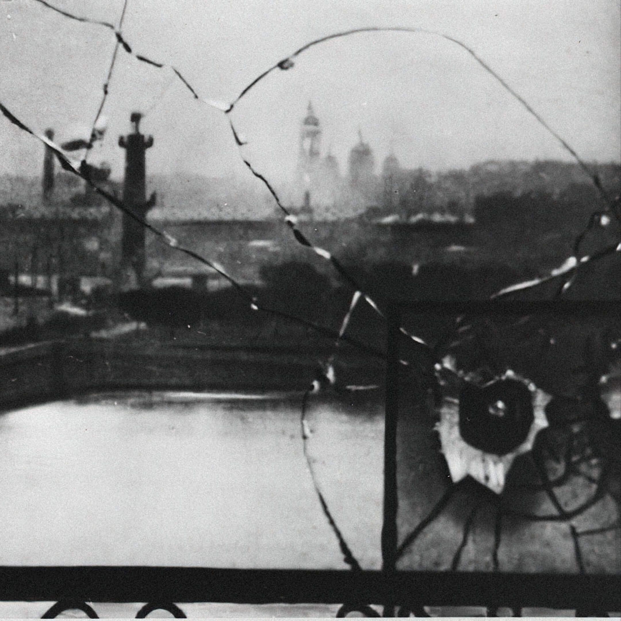 След от пули в окне Зимнего дворца, Санкт-Петербург, октябрь 1917. Фото: неизвестный автор, russiainphoto.ru