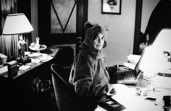 Сьюзен Сонтаг в костюме медведя. Фото Энни Лейбовиц. Источник: The Paris Review