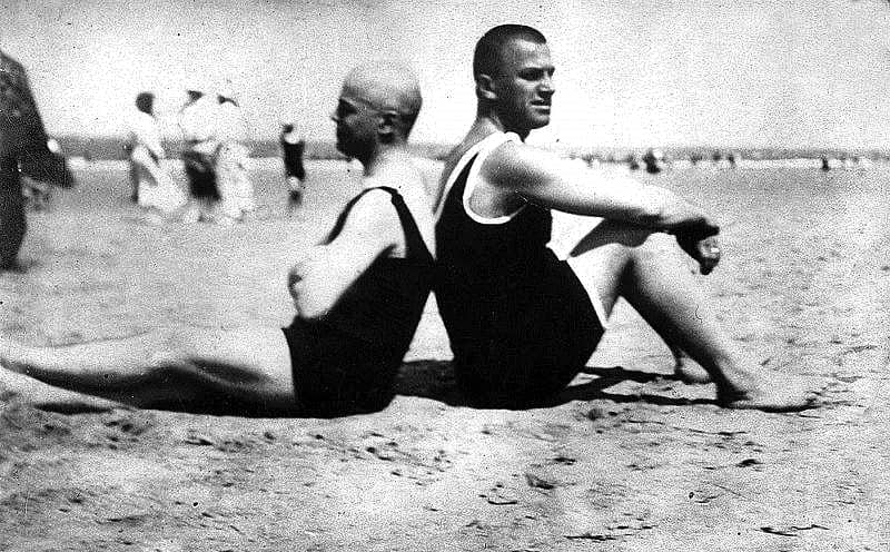 Шкловский и Маяковский на пляже на острове Нордерней, Германия, 1923. Фото: Осип Брик