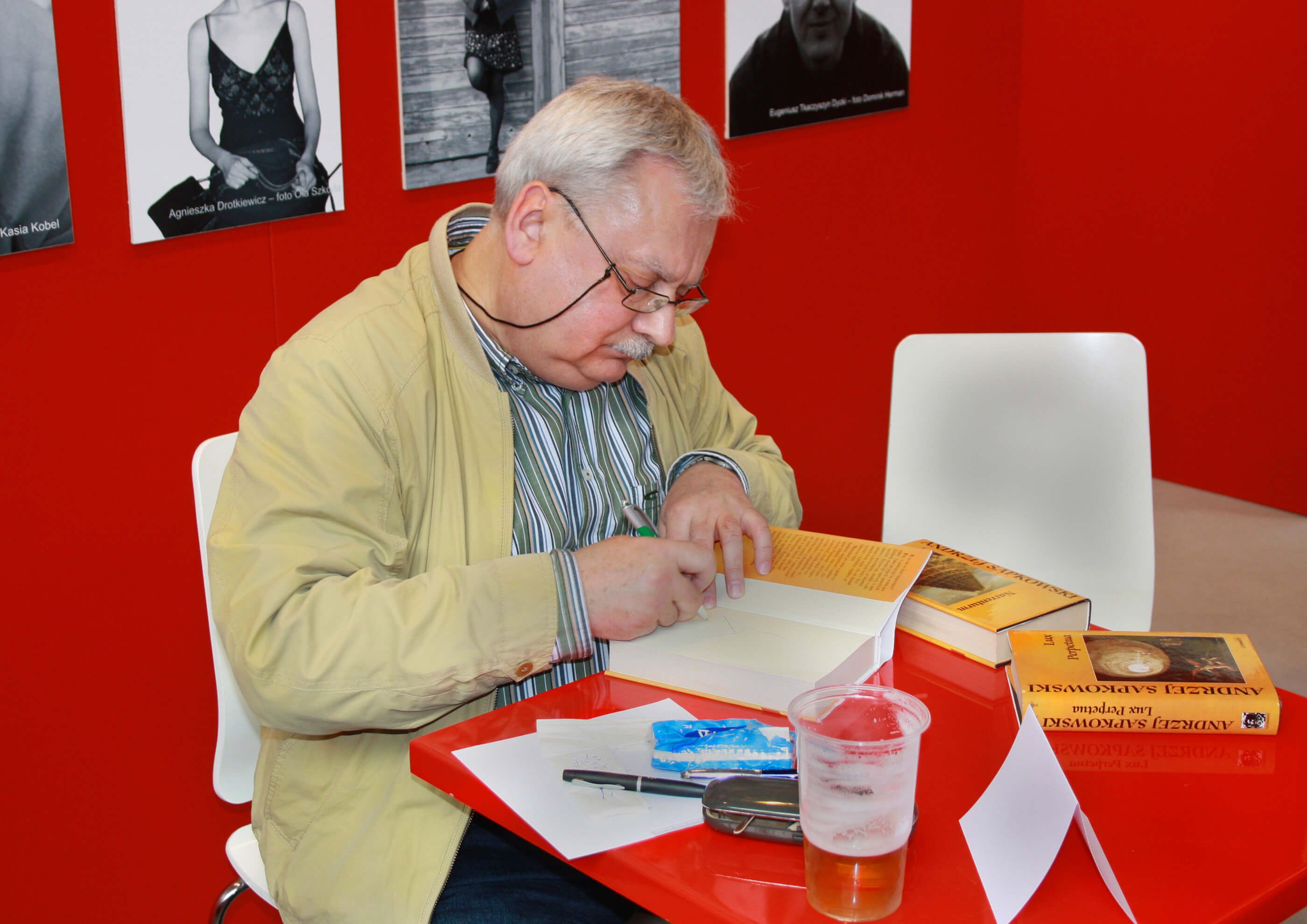 Анджей Сапковский на книжной ярмарке в Праге. Источник: pl.wikipedia.org