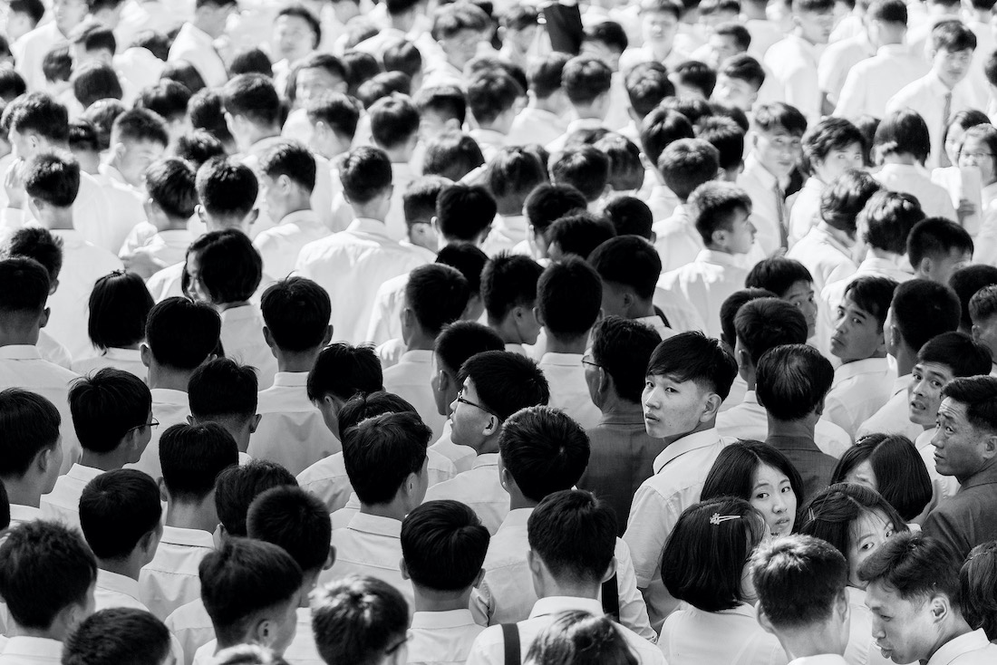 Начало семестра в одном из многочисленных пхеньянских университетов. Студенты сменили школьную форму на более простой, но такой же стандартизированный вариант. Фото: Йёрунд Фёреланд Педерсен