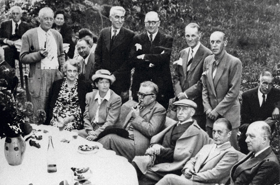 Встреча советской делегации с писателями-эмигрантами. Сидит первая слева — Тэффи; справа, третий по счету — Иван Бунин; стоит второй слева — Константин Симонов. Франция, 1946 год