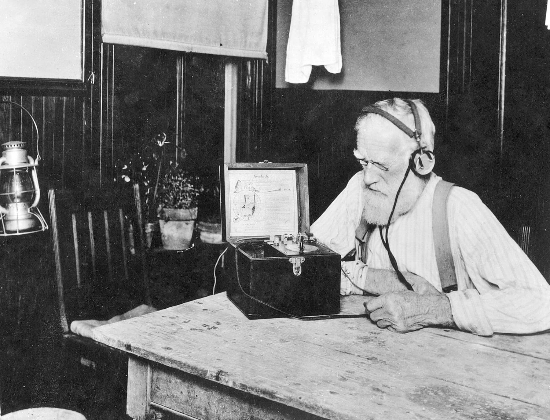 Фермер слушает передачу из Вашингтона в 1923 году. Источник: deborahheal.com