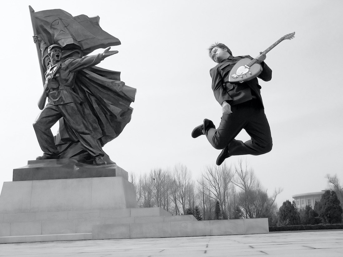 Мортен Тровик оттачивает рок-н-ролльный драйв на фоне Монумента победы в отечественной освободительной войне, Пхеньян. Фото из книги «Предатель в Северной Корее»