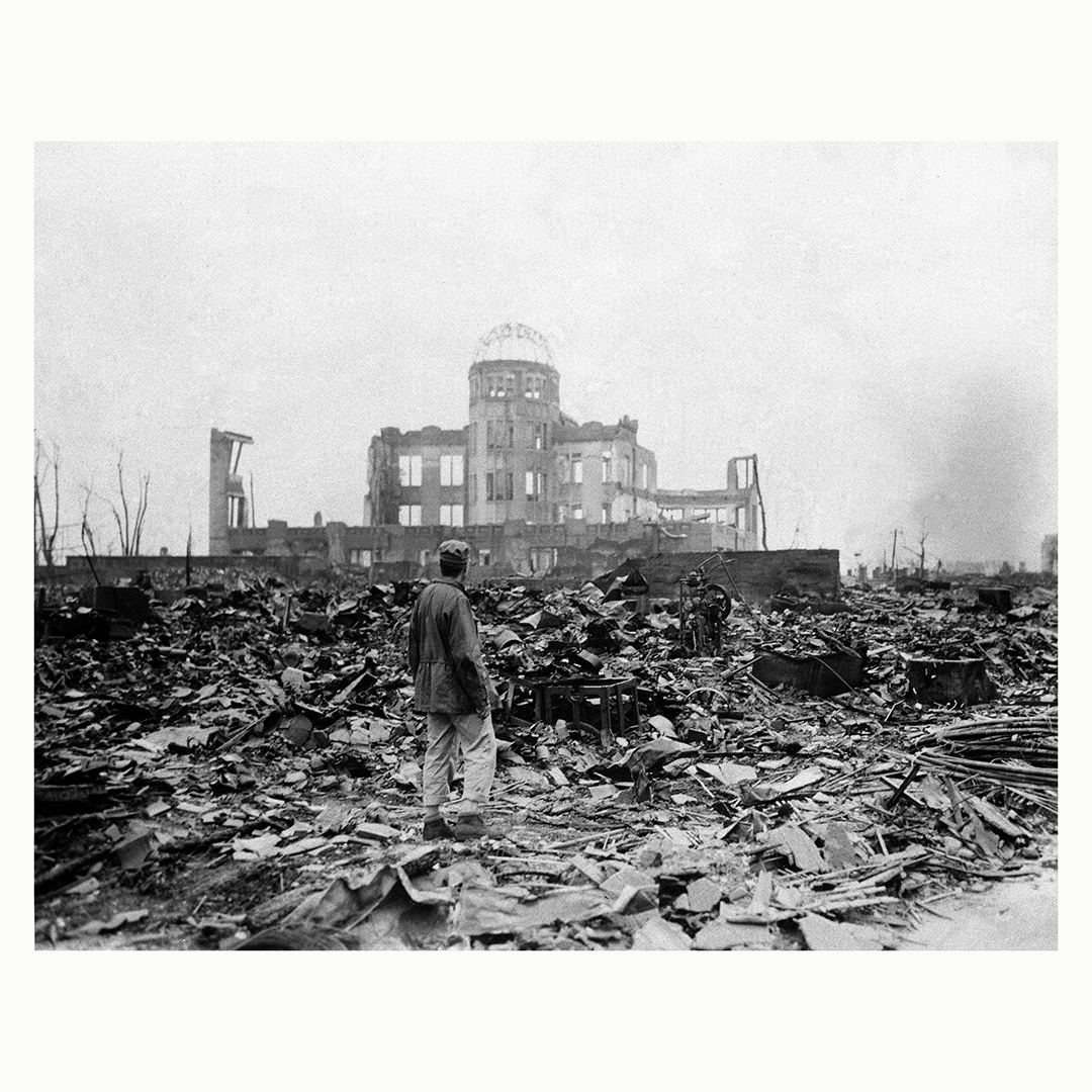 Журналист стоит на месте бывшего кинотеатра в Хиросиме, Япония, в сентябре 1945 года, через месяц после того, как Соединенные Штаты сбросили на город атомную бомбу. Фото: Stanley Troutman, Acme correspondent
